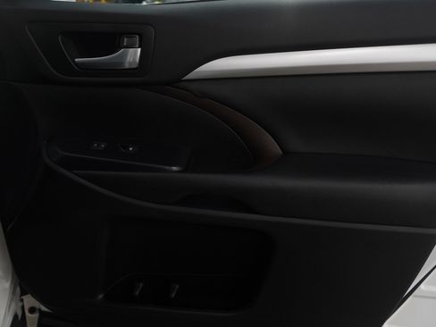 Used 2017 Toyota Highlander XLE image 9