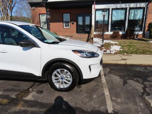 Used 2022 Ford Escape SE image 10