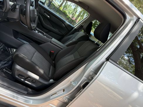 Used 2025 Nissan Rogue SV FWD image 34