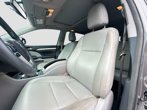 Used 2016 Toyota Highlander XLE FWD image 23