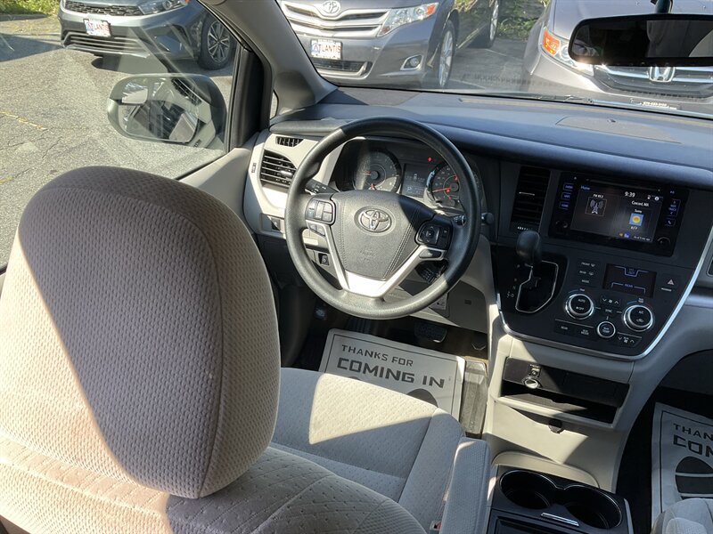 Used 2017 Toyota Sienna LE AWD/4WD image 18
