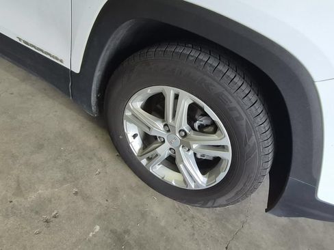 Used 2022 GMC Terrain SLE w/ Driver Convenience Package FWD image 3
