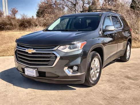 Used 2021 Chevrolet Traverse LT image 2