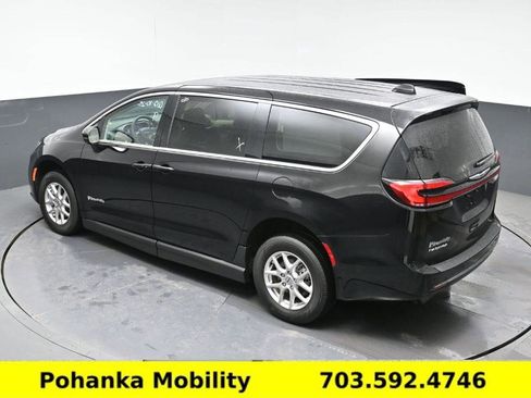 Used 2024 Chrysler Pacifica Touring-L image 18