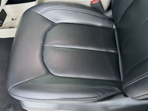 Used 2024 Chrysler Pacifica Touring-L FWD image 19