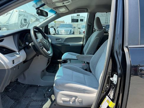 Used 2017 Toyota Sienna LE FWD image 15
