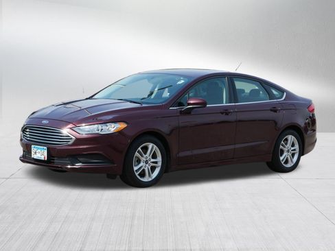 Used 2018 Ford Fusion SE w/ Fusion SE Technology Package FWD image 3