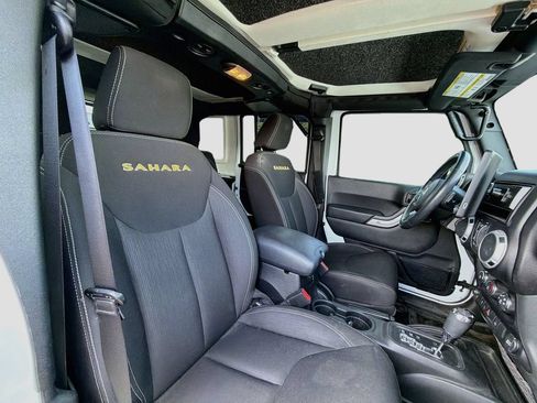 Used 2015 Jeep Wrangler Unlimited Sahara w/ Connectivity Group AWD/4WD image 11