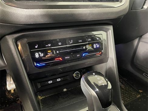 Used 2022 Volkswagen Tiguan SE R-Line image 8