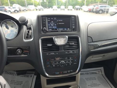 Used 2015 Chrysler Town & Country Touring w/ Driver Convenience Group FWD image 14