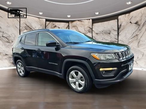 Used 2018 Jeep Compass Latitude w/ Popular Equipment Group AWD/4WD image 3
