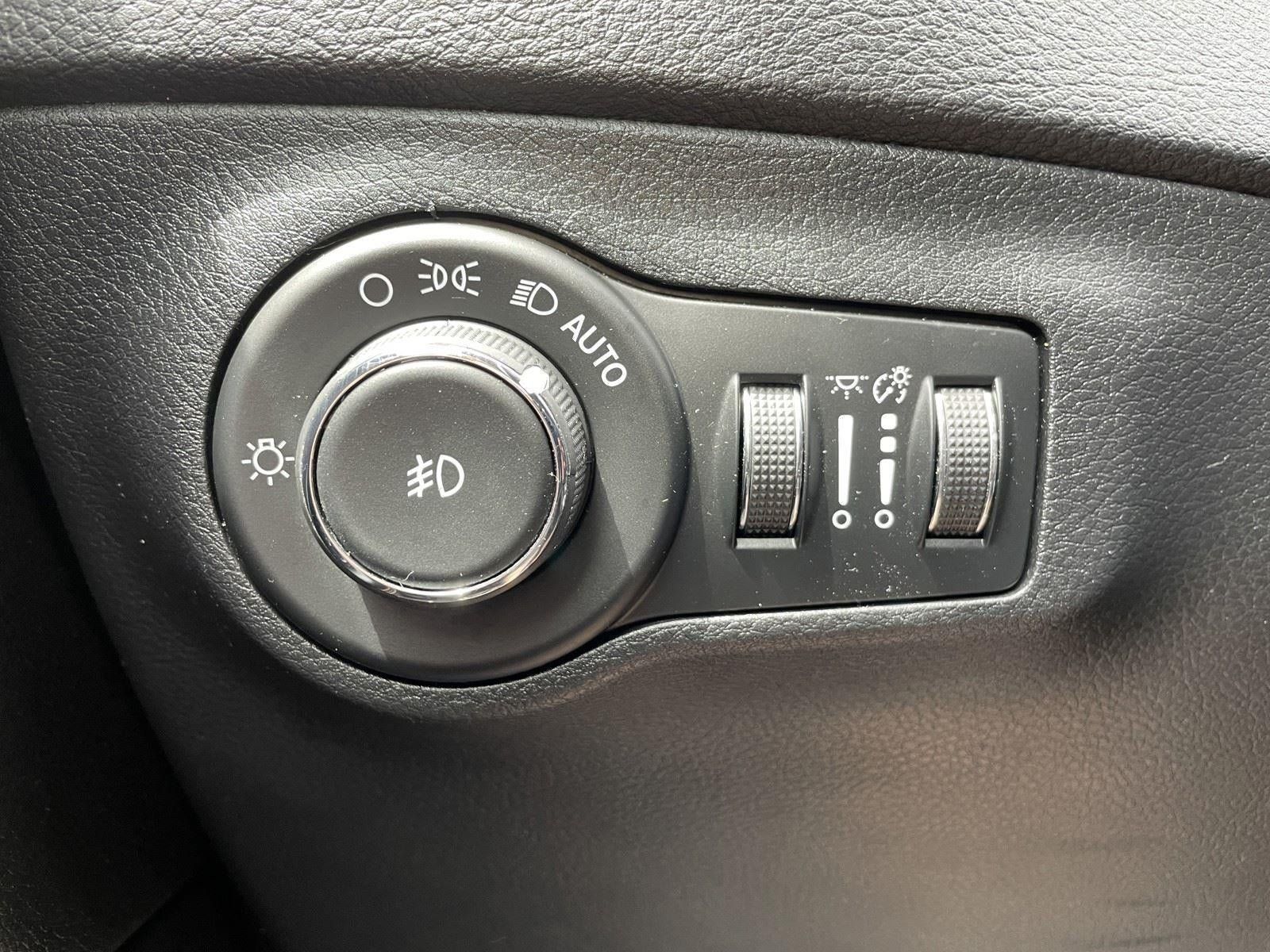 Used 2018 Jeep Compass Latitude FWD image 33