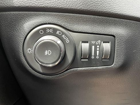 Used 2018 Jeep Compass Latitude FWD image 33