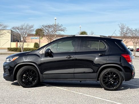 Used 2021 Chevrolet Trax LT w/ Midnight Edition image 22