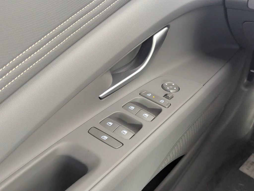 New 2026 Hyundai Elantra SEL FWD image 15