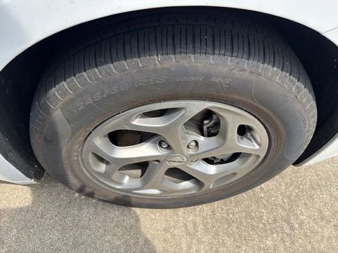 Used 2024 Chrysler Pacifica Limited FWD image 12