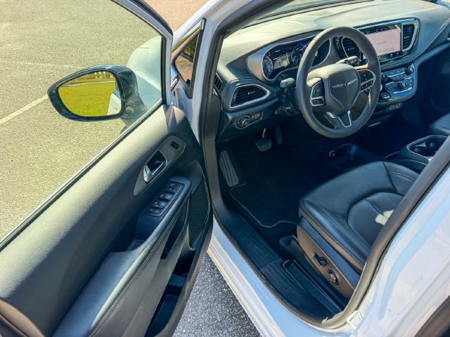 Used 2025 Chrysler Pacifica Select FWD image 9