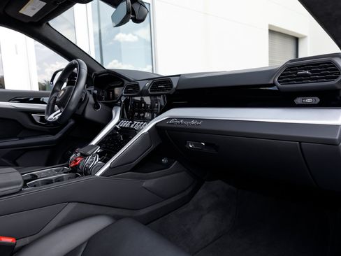 Used 2022 Lamborghini Urus AWD/4WD image 41