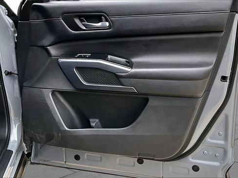 Used 2023 Nissan Pathfinder SL FWD image 21