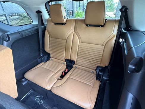 Used 2017 Land Rover Discovery HSE AWD/4WD image 14