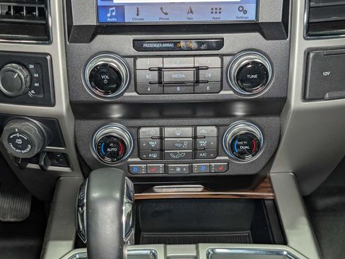 Used 2019 Ford F150 Lariat w/ Equipment Group 502A Luxury AWD/4WD image 20