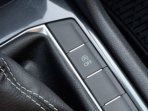 Used 2024 Volkswagen Tiguan SE w/ Panoramic Sunroof Package image 26