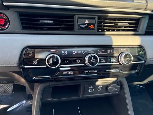 Used 2025 Honda Pilot Touring image 15