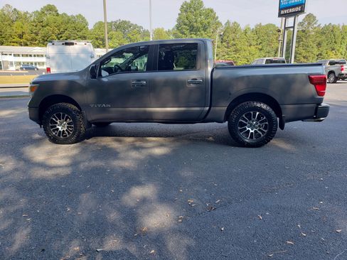 Used 2021 Nissan Titan SV w/ SV Convenience Package image 6