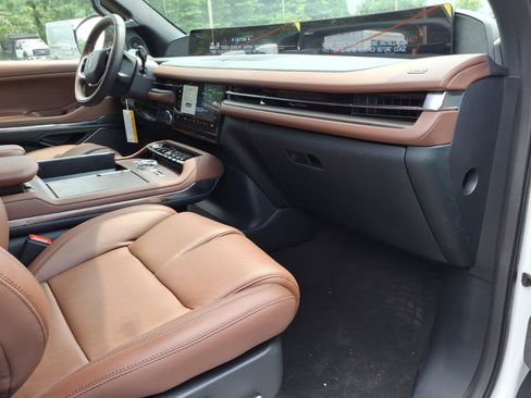 New 2027 Lincoln Navigator Reserve AWD/4WD image 9