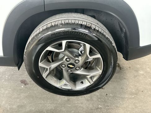 Used 2025 Chevrolet Trax LT w/ LT Convenience Package FWD image 11