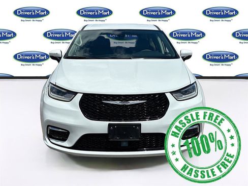 Used 2023 Chrysler Pacifica Touring-L FWD image 2