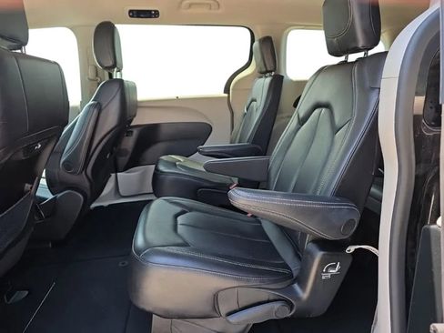 Used 2023 Chrysler Pacifica Touring-L FWD image 16