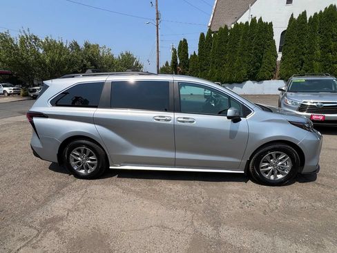 Certified 2025 Toyota Sienna LE AWD/4WD image 11