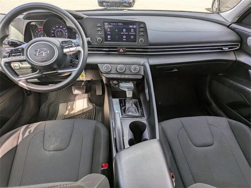 Used 2021 Hyundai Elantra SE image 17