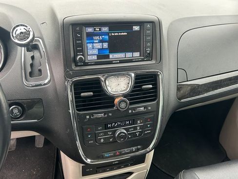 Used 2014 Chrysler Town & Country Touring-L w/ Driver Convenience Group image 12