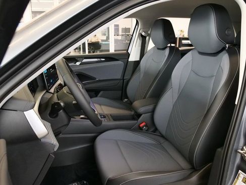 New 2026 Volkswagen Tiguan SE image 10