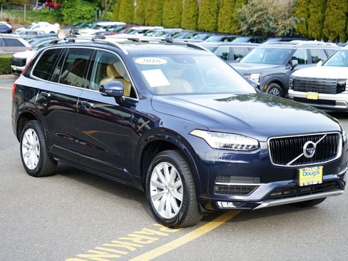 Used 2016 Volvo XC90 T6 Momentum w/ Momentum Plus Package image 3