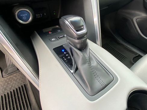 Used 2021 Toyota Venza LE image 23