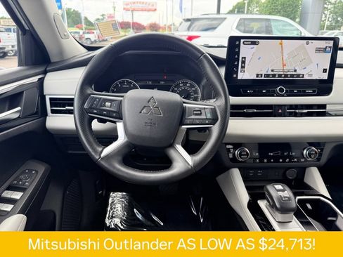 Used 2025 Mitsubishi Outlander SE AWD/4WD image 12