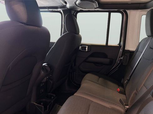 Used 2019 Jeep Wrangler Unlimited Sahara w/ Cold Weather Group AWD/4WD image 19