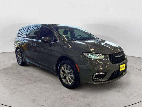 Used 2023 Chrysler Pacifica Touring-L AWD/4WD image 3