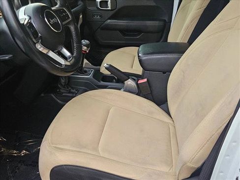 Used 2018 Jeep Wrangler Unlimited Sahara AWD/4WD image 16