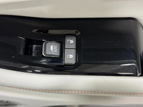 Used 2022 Jeep Grand Cherokee Overland w/ Advanced Protech Group III image 23