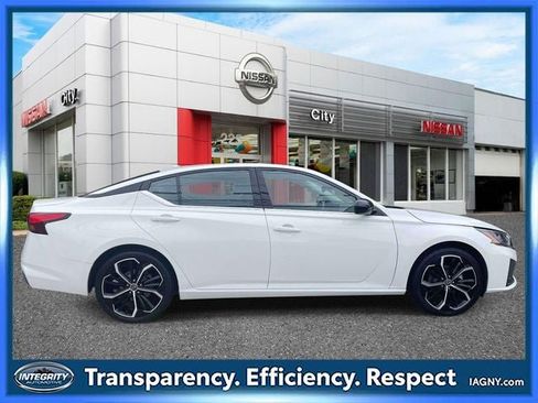 Used 2023 Nissan Altima 2.5 SR FWD image 5
