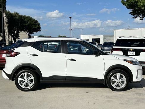Used 2025 Nissan Kicks Play S FWD image 3