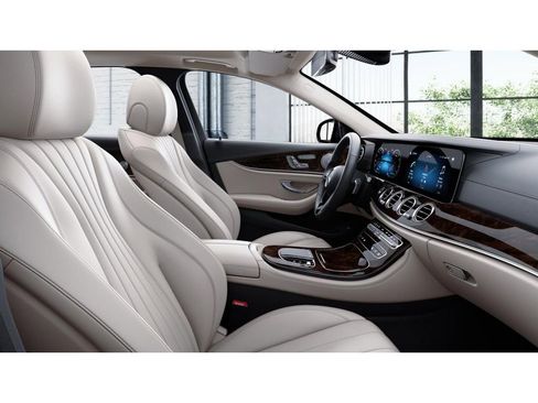 Used 2022 Mercedes-Benz E 350 4MATIC Sedan image 4