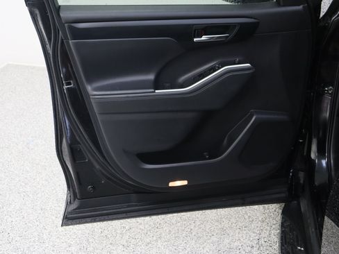 Used 2022 Toyota Highlander XLE FWD image 12