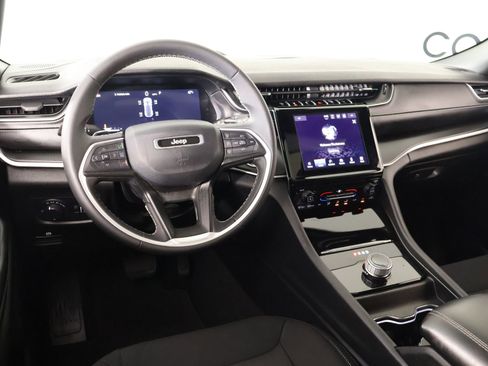 Used 2024 Jeep Grand Cherokee Laredo X image 2