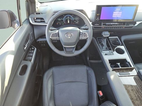 Used 2025 Toyota Sienna Limited image 12