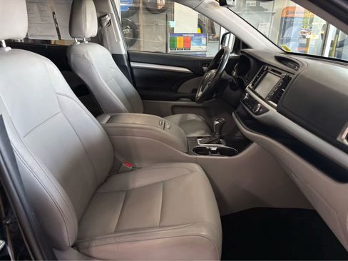 Used 2019 Toyota Highlander XLE AWD/4WD image 42